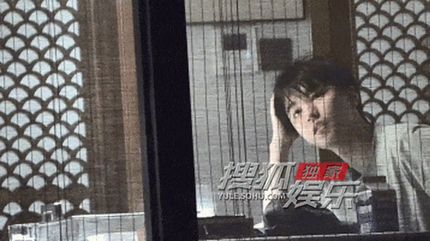 王俊凯和助理出去吃火锅了 看起来并不胖呢