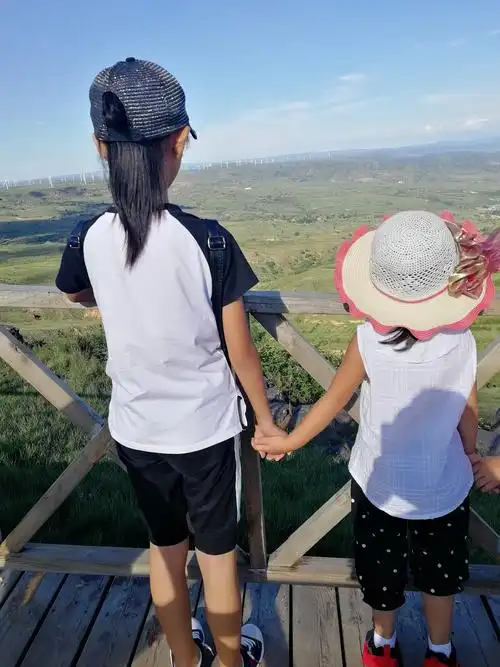 夕阳下,和妹妹手牵手观赏草原美景