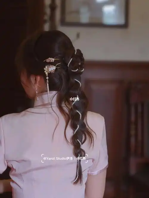 一整个爱住的旗袍珍珠编发造型