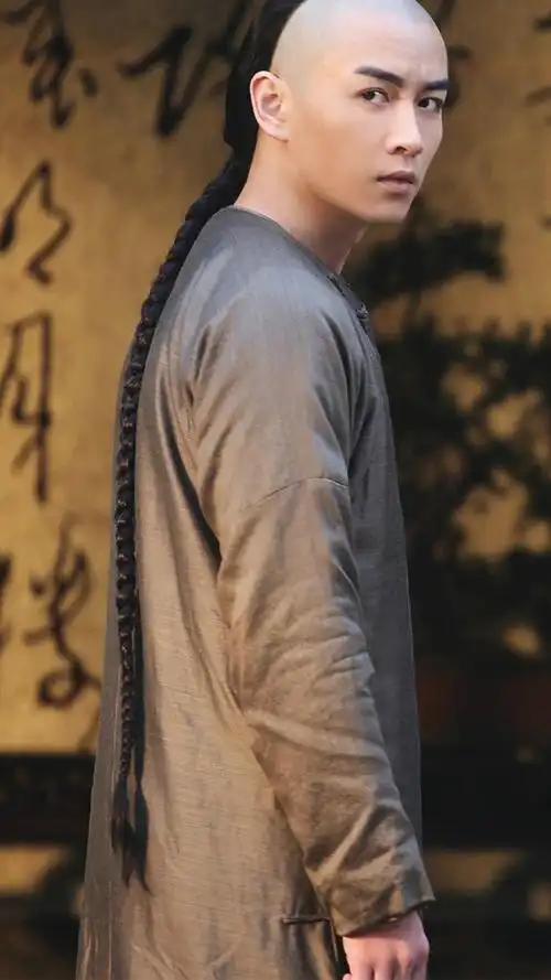 扎起辫子的男人