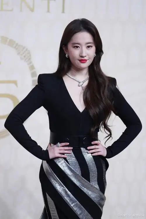 刘亦菲出席活动,宴会的造型和礼服合集来了!