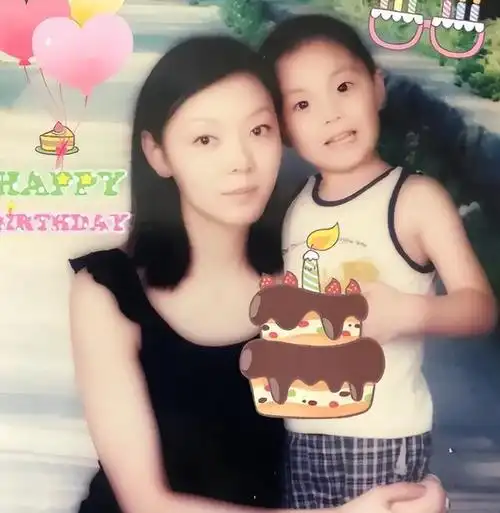 胡明轩妈妈年轻时正面照曝光面容清秀港姐风十足眉眼神似巩俐