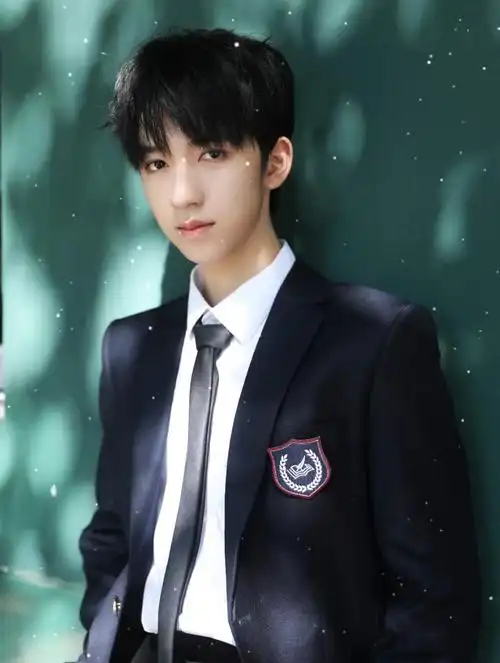 贺峻霖-时代少年团~晒出学院风造型,校园气息满满,太帅了吧!