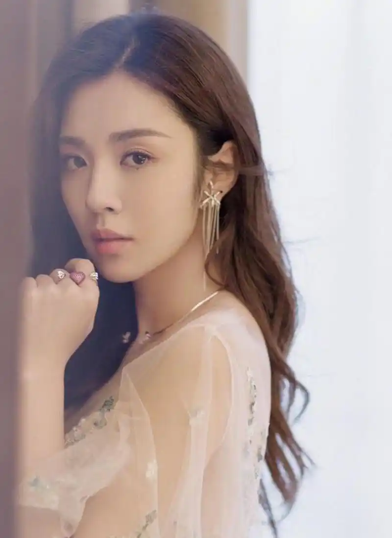 娱圈资讯快报# #王晓晨醉酒抽烟# 王晓晨 大晚上应酬,喝得有些多