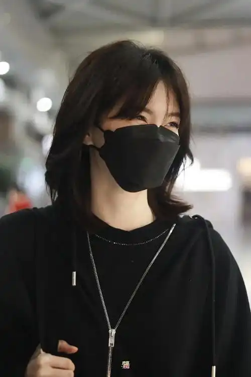 江疏影剪了新齐肩发型洋气10倍穿卫衣皮裤走机场时髦减龄