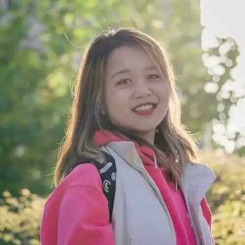 微风和花香相拥的笑容是灿烂的沐浴在晨光中的笑容是明朗的我也会不由