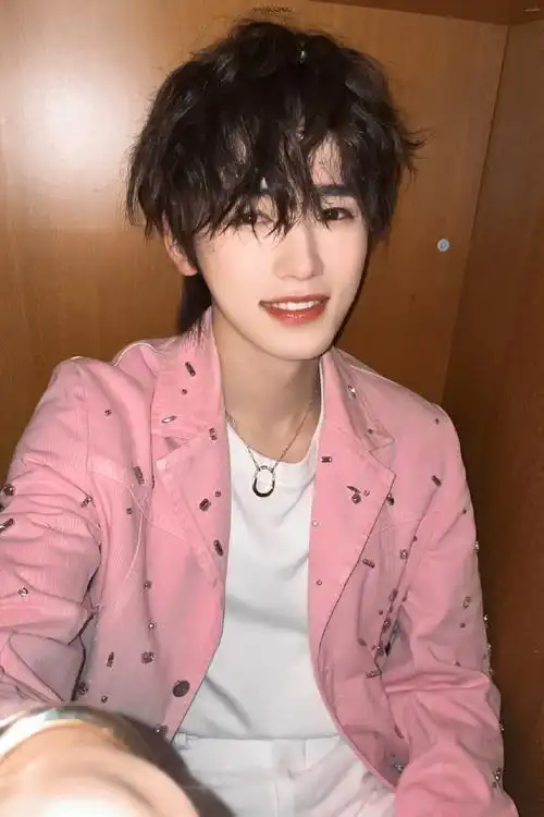 宋亚轩衣柜自拍##和宋亚轩点亮微博之夜