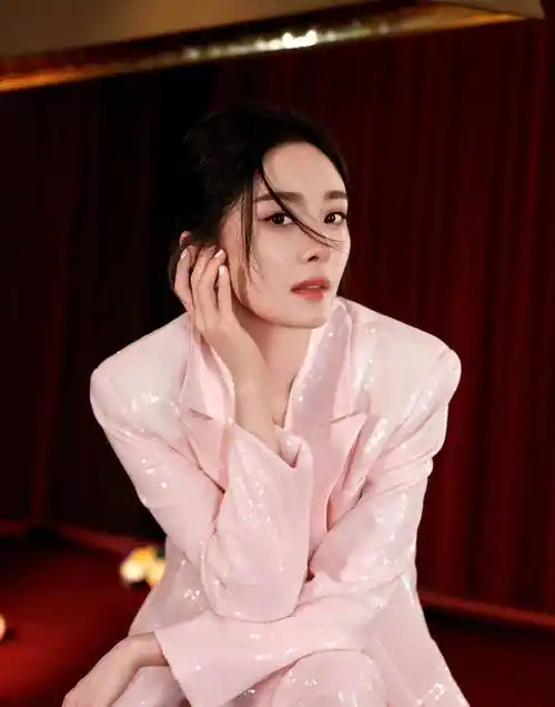 杨幂身穿粉色亮片套装,出席重要活动,化身少女,大长腿太吸睛了_西装