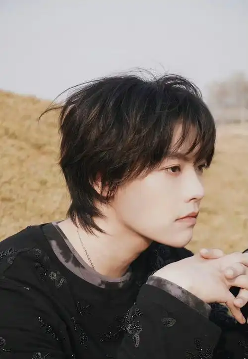 黑色高级感上衣,绝美侧颜惊艳时光__财经头条