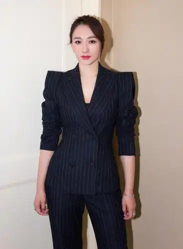王丽坤气质全开,身穿格子西服搭配黑色皮质大秀长腿,魅力十足