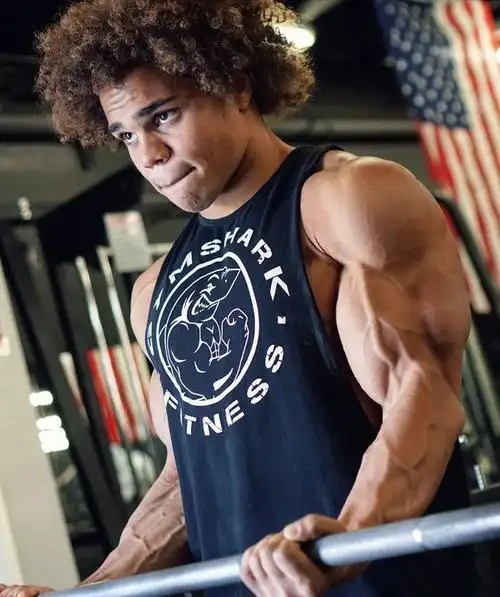 他15岁练成肌肉男直到20多岁一身肌肉在健身圈无人能敌