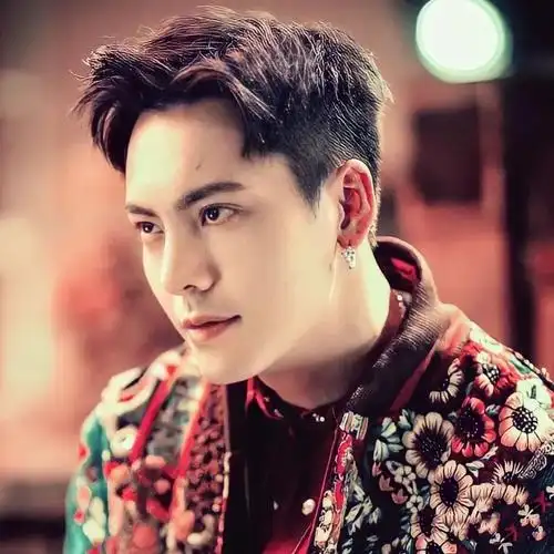 陈伟霆笑起来的时候又是另一个样子,他喜欢大笑,笑起来嘴角弧度上扬