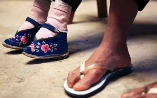 最后一位裹脚女子,15岁凭"三寸金莲"嫁大户,脚一洗就痛