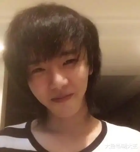 华晨宇素颜发视频庆祝粉丝突破2000万岂不知张杰早已突破5100万