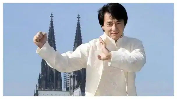 成龙近照曝光70岁风采尽显引发关注