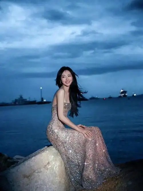 戛纳一夜,唐嫣首获47秒特写!待遇超巩俐,57岁温碧霞明显老了