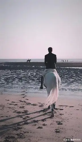 李敏镐新剧开播,身骑白马像王子一样,韩剧扛把子不是说说而已