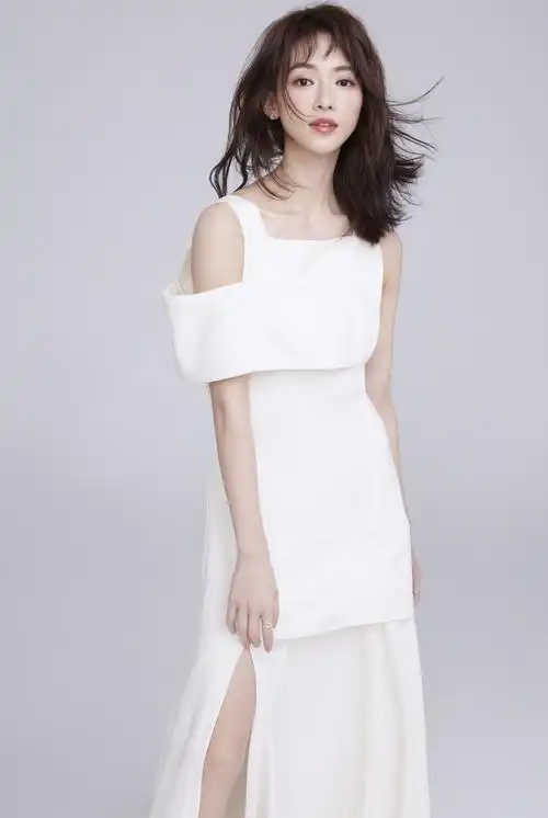 吴谨言生日大片曝光 白色露肩长裙清新优雅