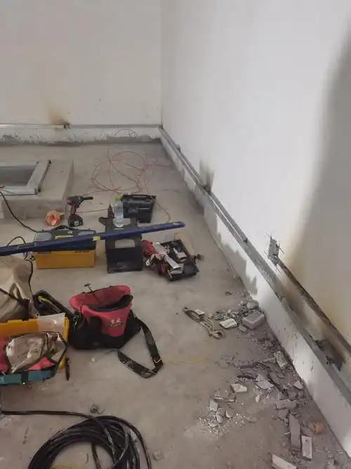 2,业务房地下室配电房四周焊接接地扁铁线圈.(作业人员:8人)