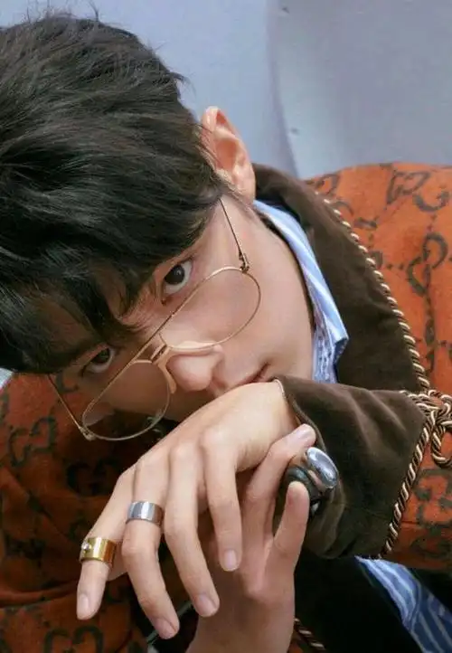 肖战金丝眼镜大赏!网友:啊!妈妈我恋爱了!