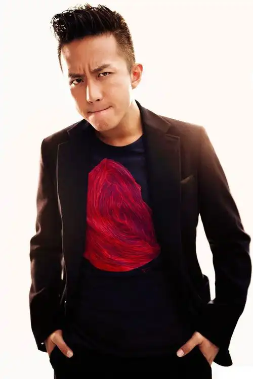 邓超最新写真曝光 凭《画壁》跃升亿元俱乐部(1/7)