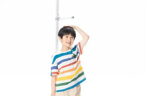 小男孩测身高