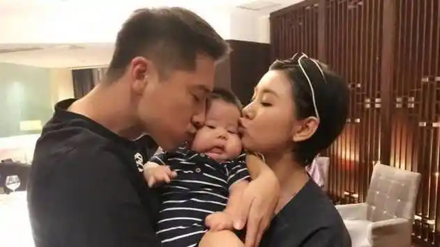 漂亮女星李小萌晒全家照,丈夫宠爱有加秀甜蜜,孩子优秀活泼帅气