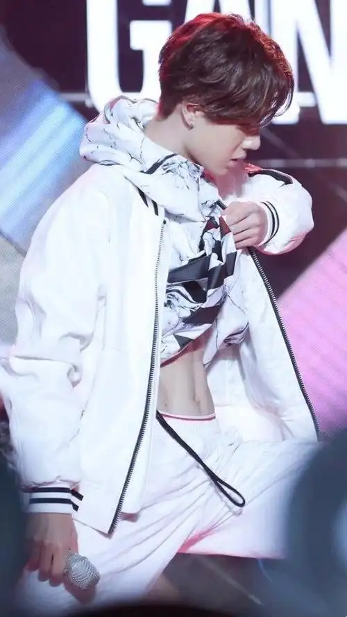 以前的时候,王一博的腹肌还是光明正大给看的