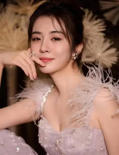 在这组照片中,王晓晨身穿一袭羽毛长裙,尽显曼妙身姿,举止端庄优雅