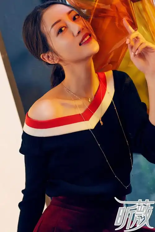 李溪芮登杂志封面新晋长腿女神驾驭多面穿搭风格