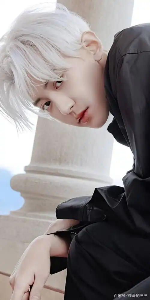 exo灿烈图集:白发西装眼镜杀帅到谁了?