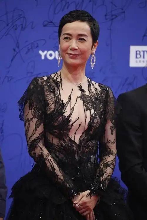 蒋雯丽短发造型美感不足,身穿黑色优雅礼服,还是没有女人味