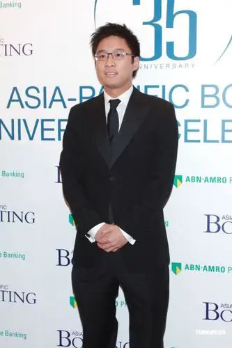 组图霍启山现身杂志派对卫兰黑白配即场献唱