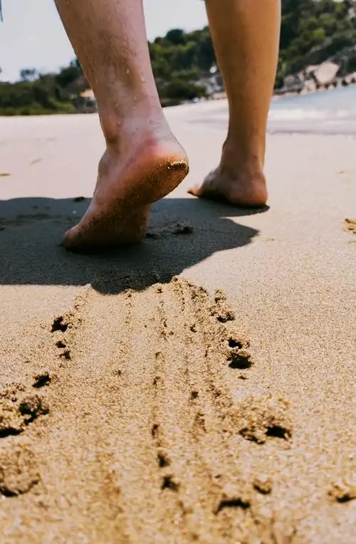 脚步行走在鼓浪屿沙滩上