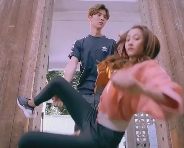 甜蜜暴击鹿晗关晓彤身高眼皮多处长得像网友好有夫妻相