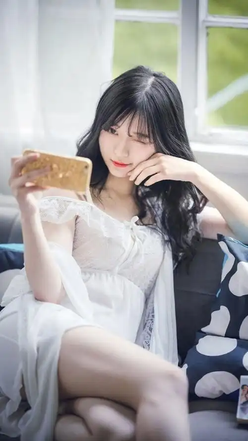 身穿白色吊带睡衣的美女白嫩的皮肤真美网络来源侵删