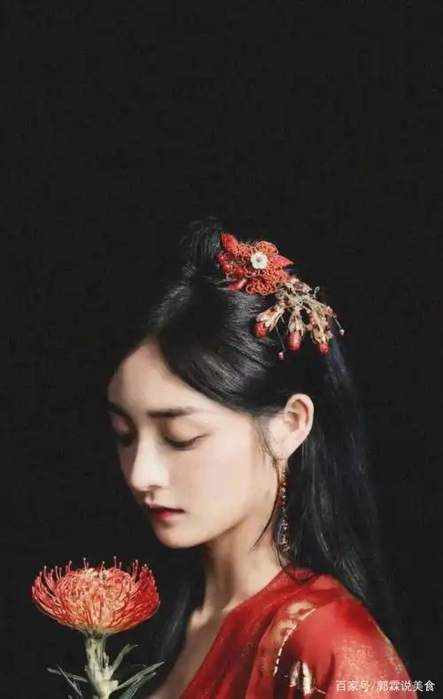 古装的周洁琼沉溺于美佐雅,服装的周洁琼时尚大气乌冬面一头黑色微卷