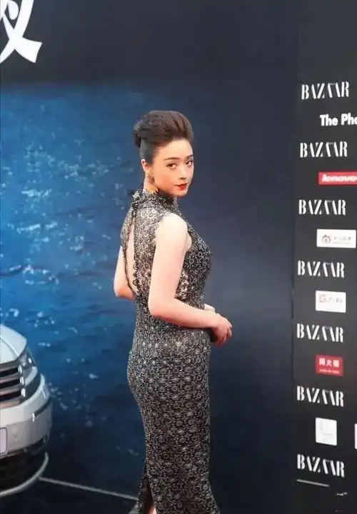 蒋欣也是大骨架美人穿印花裙优雅端庄贵妇风盘发更霸气