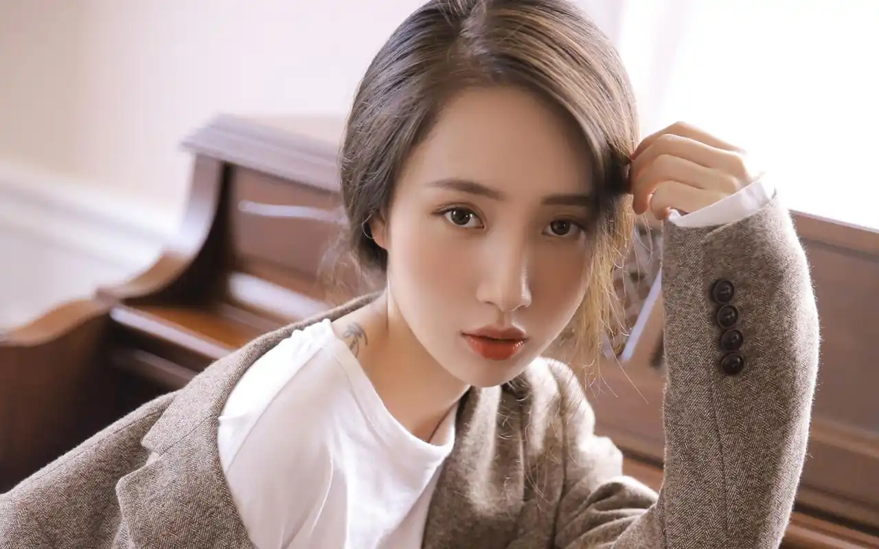 气质居家美女高清电脑桌面壁纸