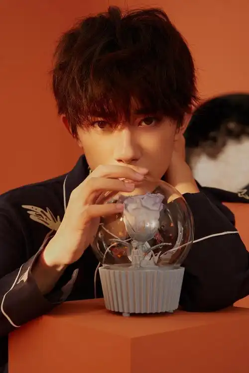 易烊千玺最新写真赤脚出镜 被这个笑容给撩到了