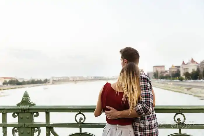 年轻的情侣在街上拥抱.年轻的爱情观念.