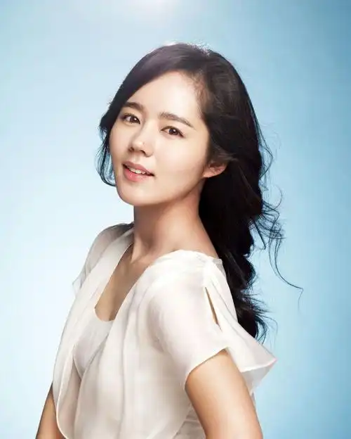 韩国女演员,毕业于韩国 a target="_blank" href="/item/庆熙大学">庆