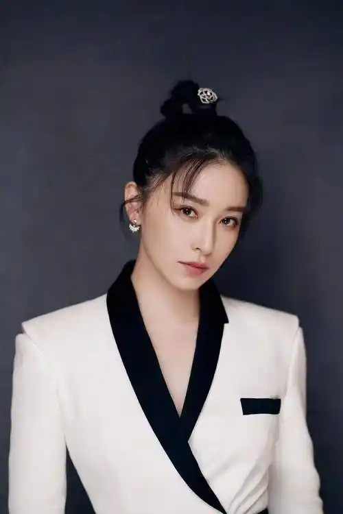 人物评价:阚清子长相甜美精致,身材火辣,悟性好,肯钻研磨炼演技.