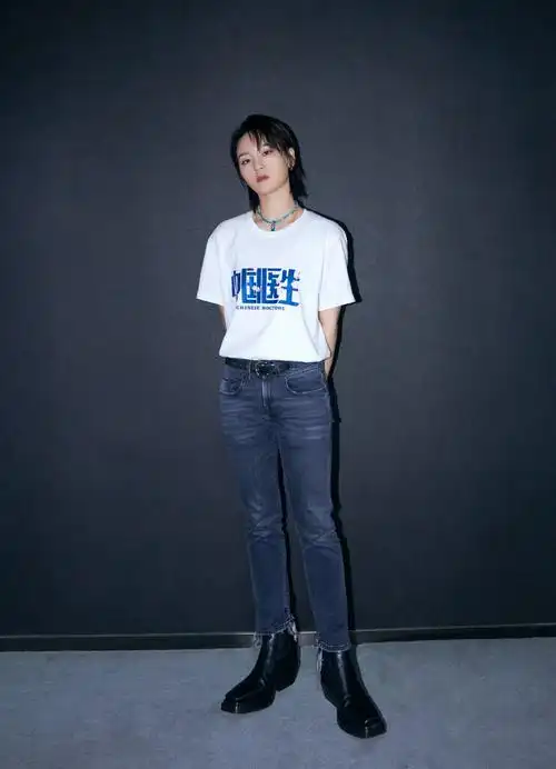 p>周笔畅,1985年7月26日出生于湖南省长沙市,华语流行乐女歌手,词曲