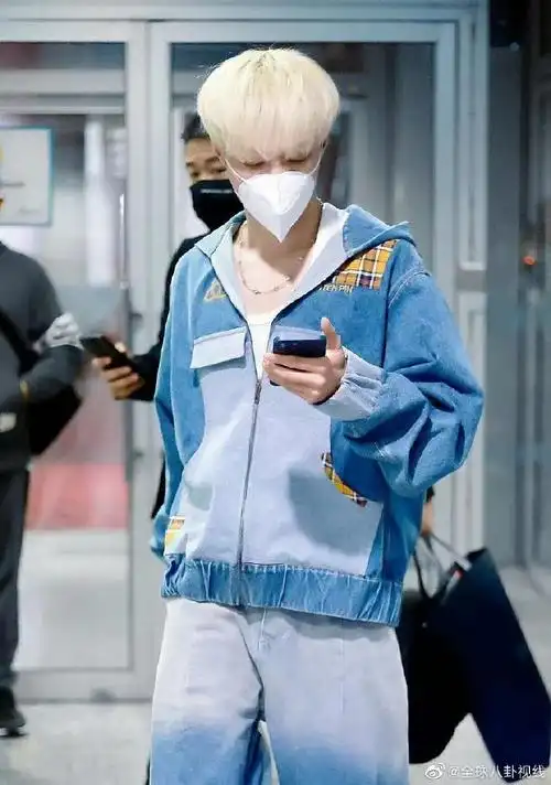 张艺兴牛仔套装机场饭拍##张艺兴