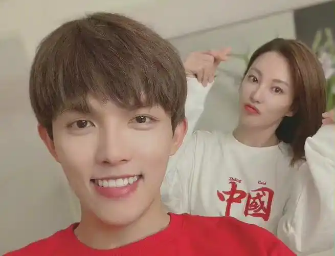 李柄熹张雨绮的照片看到李柄熹的旧照,网友纷纷吐槽张