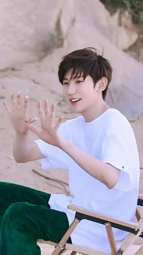 王源海风吹胶片风随拍,是明朗的少年感,女友视角好宠溺!