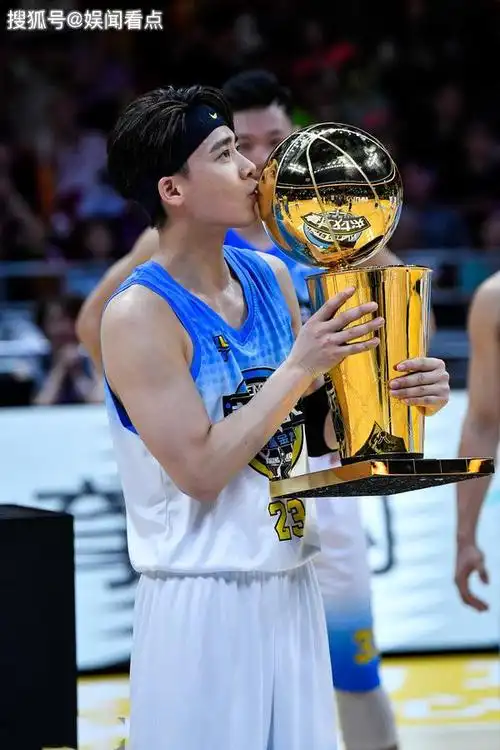 李易峰深藏不露肌肉型男篮球场上身高气势都不输