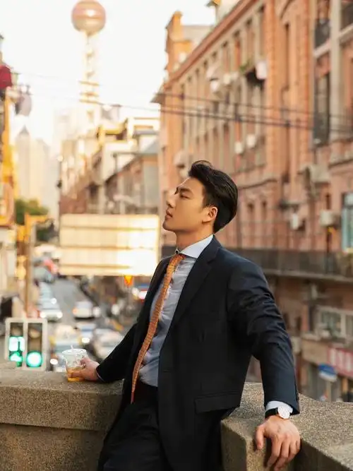 五官完美的正装帅哥这身材太棒了吧