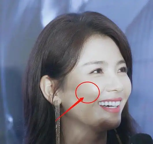 42岁刘涛西装亮相,路人抓拍忘开滤镜,她还能否拿捏住主持气质